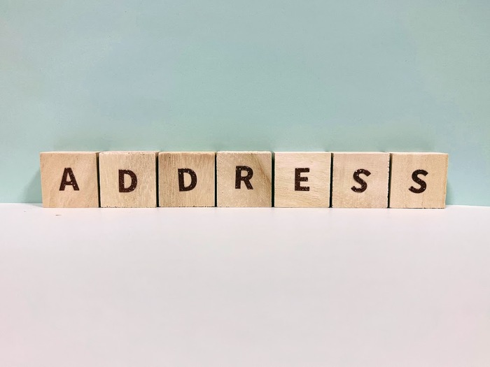 住所と書かれた木のブロック