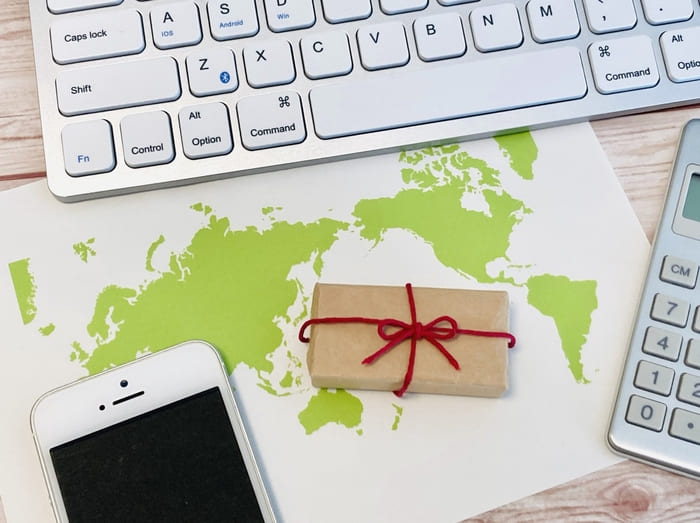 世界地図の上のプレゼントと仕事道具